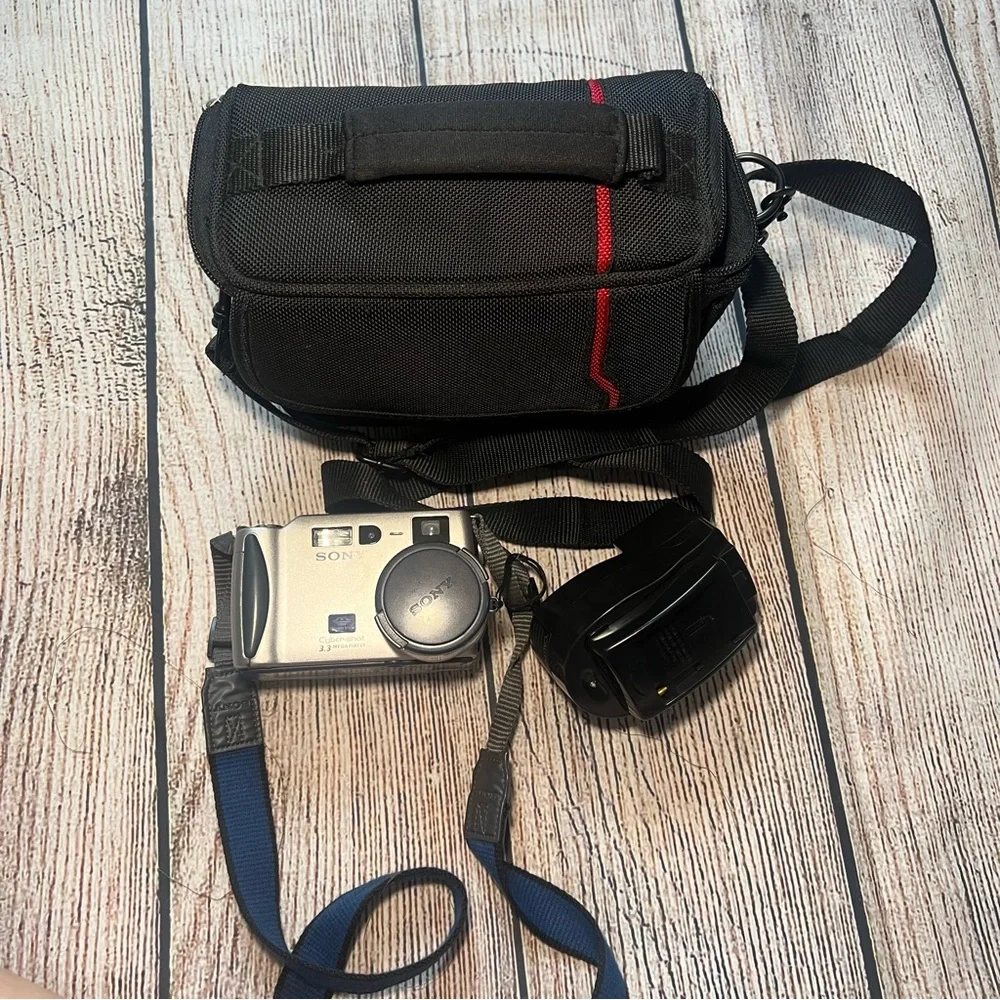 Sony CyberShot DSC-S70 Digital Camera Carl Zeiss Lens Bundles With‎ Charger READ